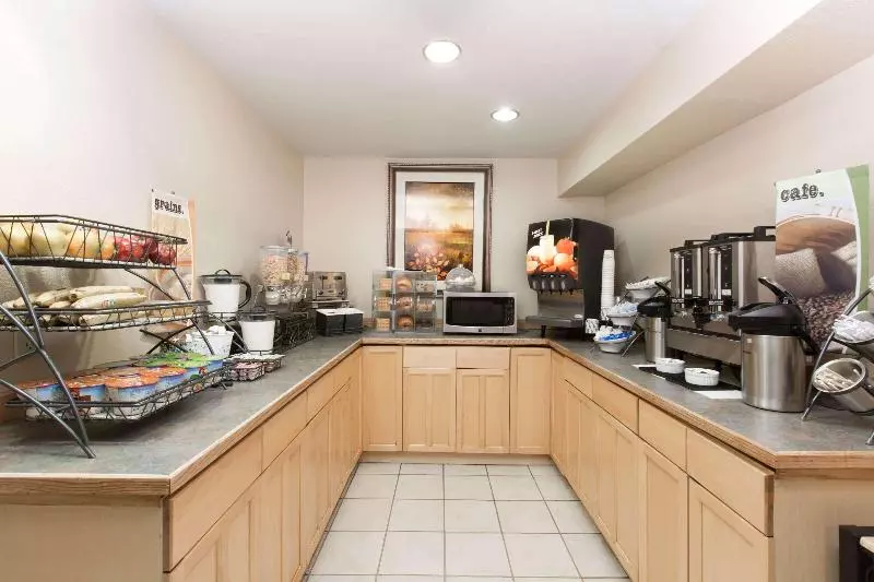 호텔 Baymont Inn & Suites By Wyndham Anchorage Airport