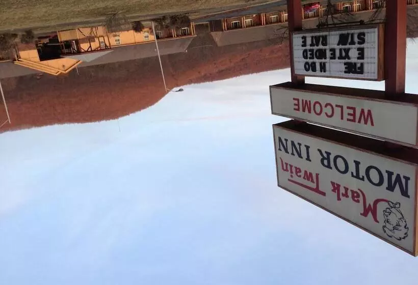 هتل Mark Twain Motor Inn