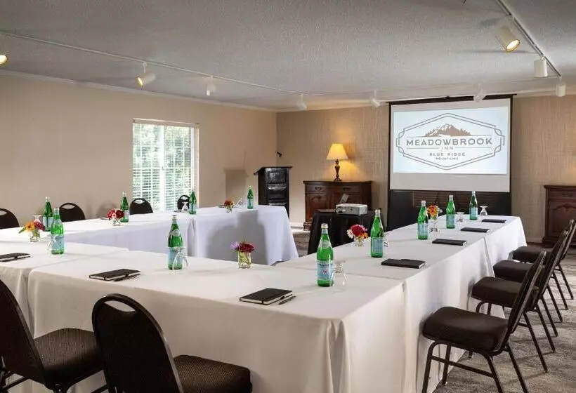 호텔 Meadowbrook Inn