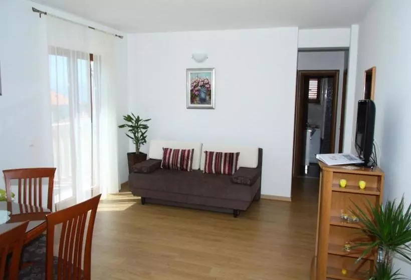Apartments Anuška