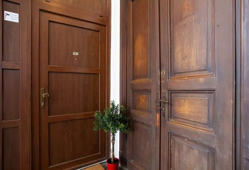 Majatalo Crown Rooms