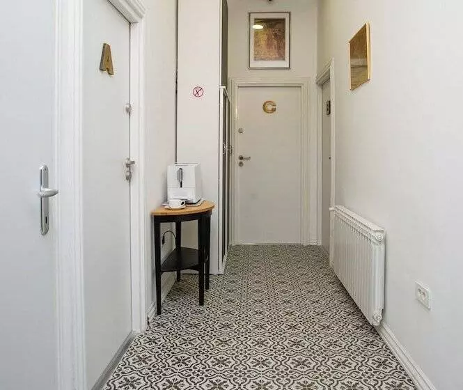 Majatalo Crown Rooms