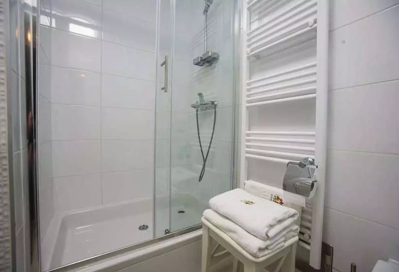 Majatalo Crown Rooms