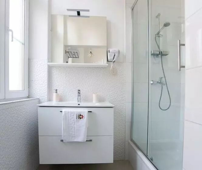 Majatalo Crown Rooms