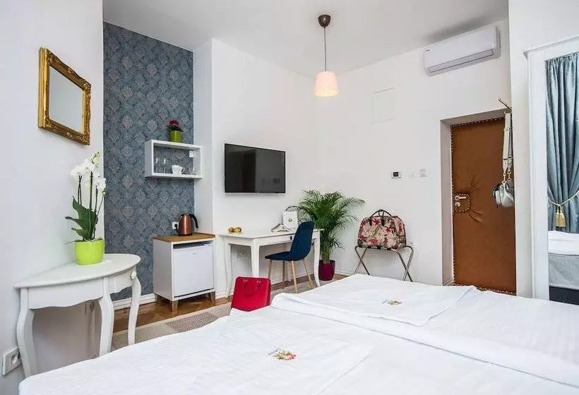 Majatalo Crown Rooms