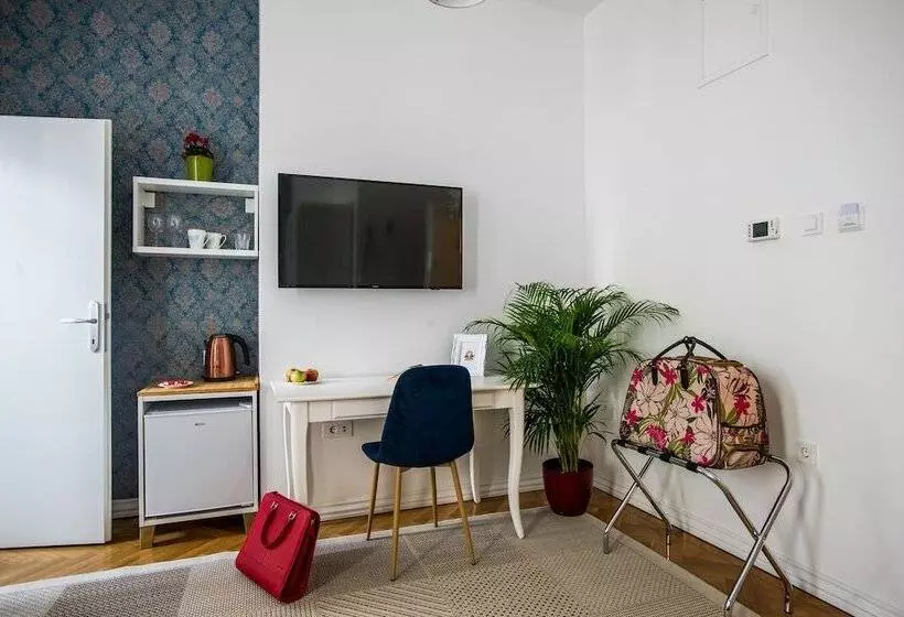 Majatalo Crown Rooms