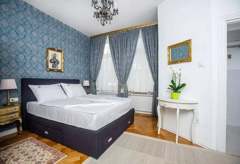 Majatalo Crown Rooms