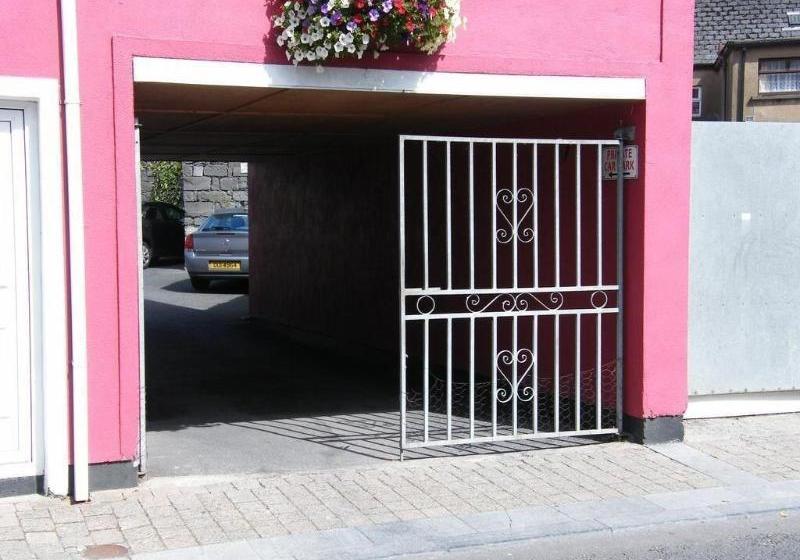 פנסיון Kennys Guest House