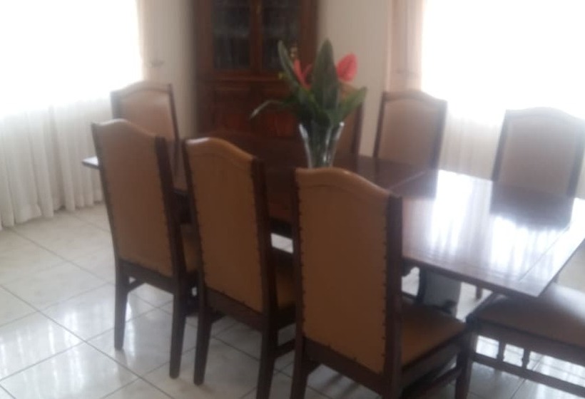 پانسیون Ashley's Guest House