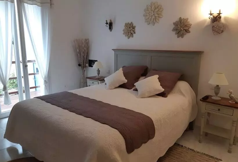 Aamiaismajoitus (B&B) Chambres D Hôtes  Piscine, Spa, Tennis