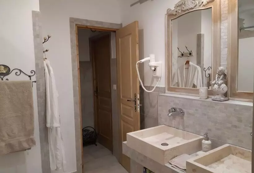 Aamiaismajoitus (B&B) Chambres D Hôtes  Piscine, Spa, Tennis