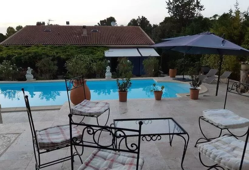 Aamiaismajoitus (B&B) Chambres D Hôtes  Piscine, Spa, Tennis