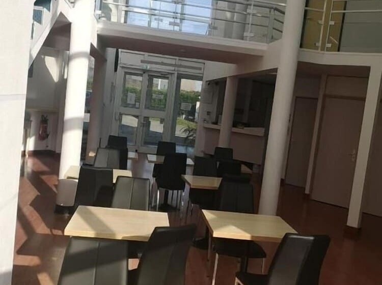 Отель Mervil Airport