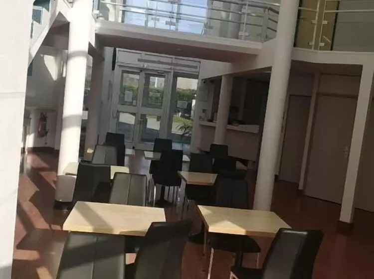 Hotelli Mervil Airport