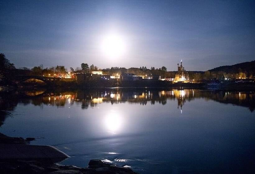 פנסיון Moonriver Inn