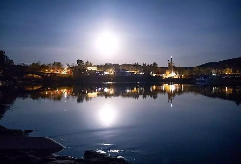 ペンション Moonriver Inn