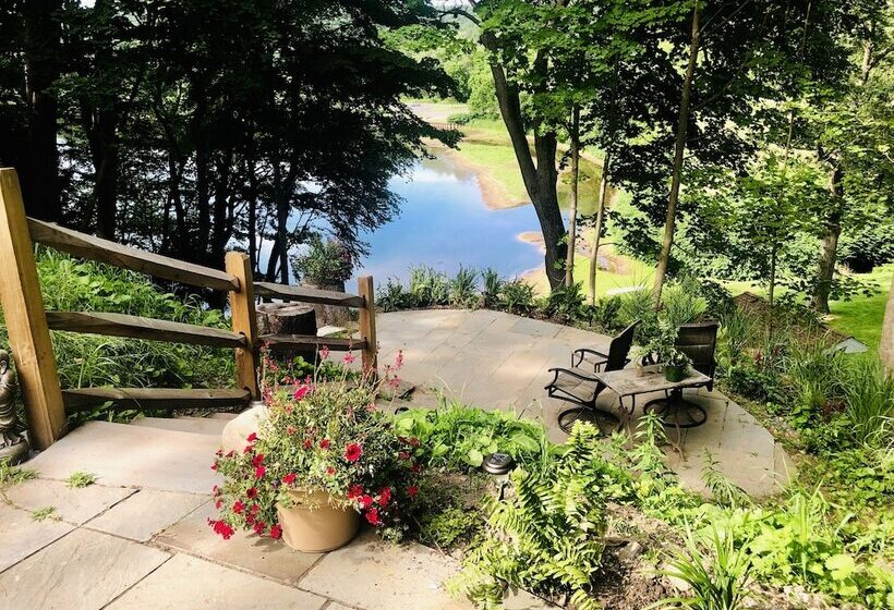 פנסיון Moonriver Inn