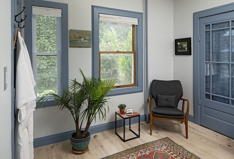 פנסיון Moonriver Inn