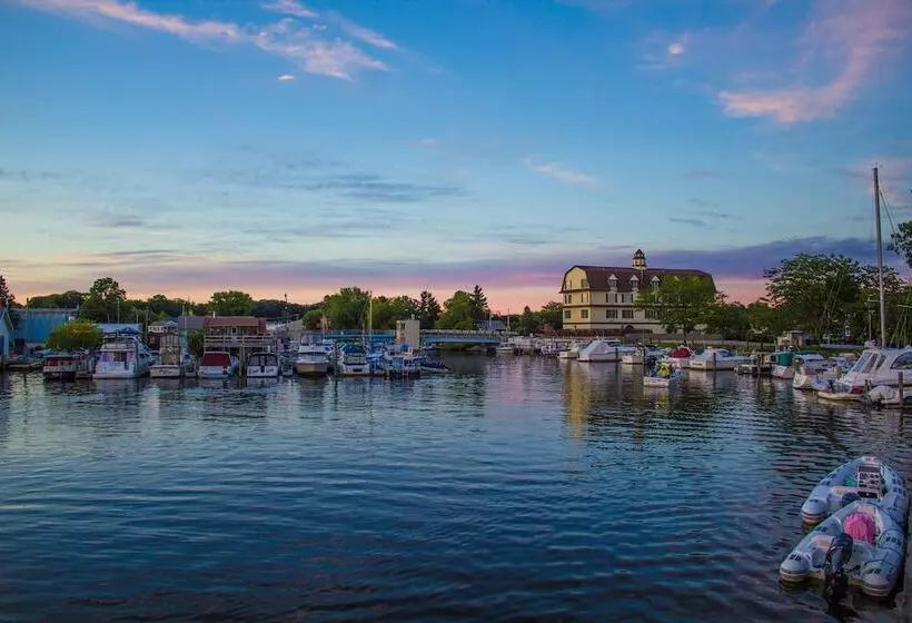 호텔 Old Harbor Inn