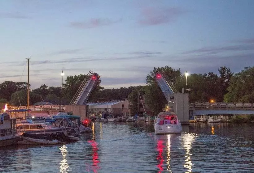 호텔 Old Harbor Inn