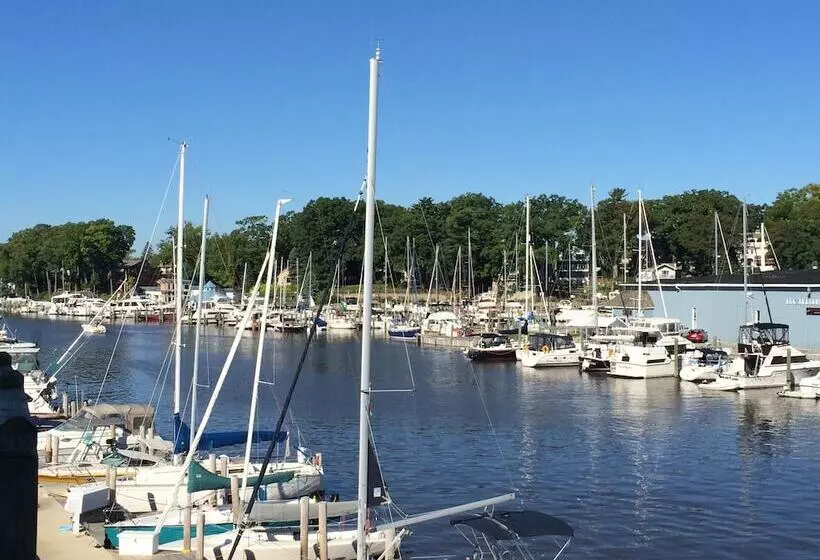 호텔 Old Harbor Inn