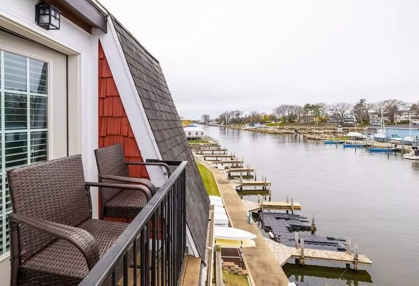 호텔 Old Harbor Inn