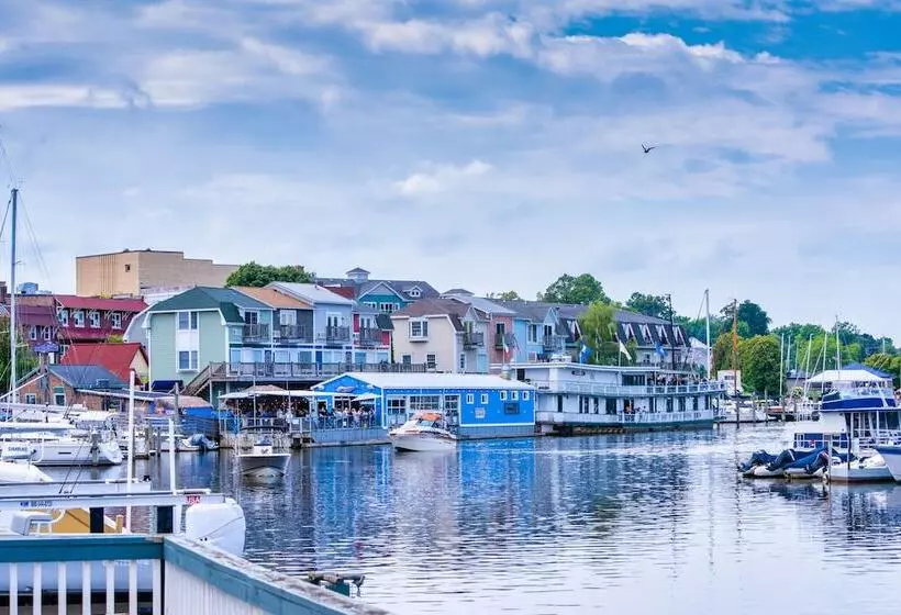 호텔 Old Harbor Inn