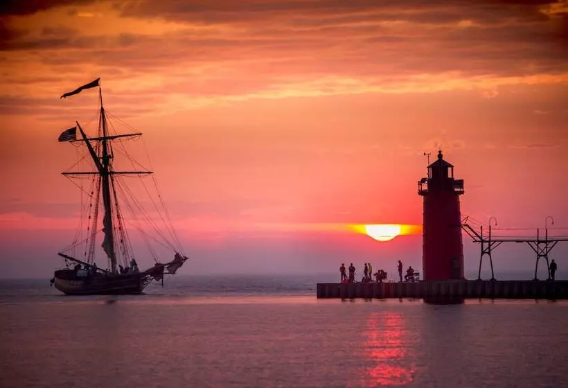 호텔 Old Harbor Inn