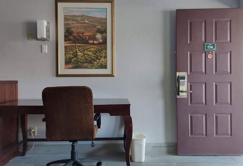 בית מלון כפרי Regency Inn Norco