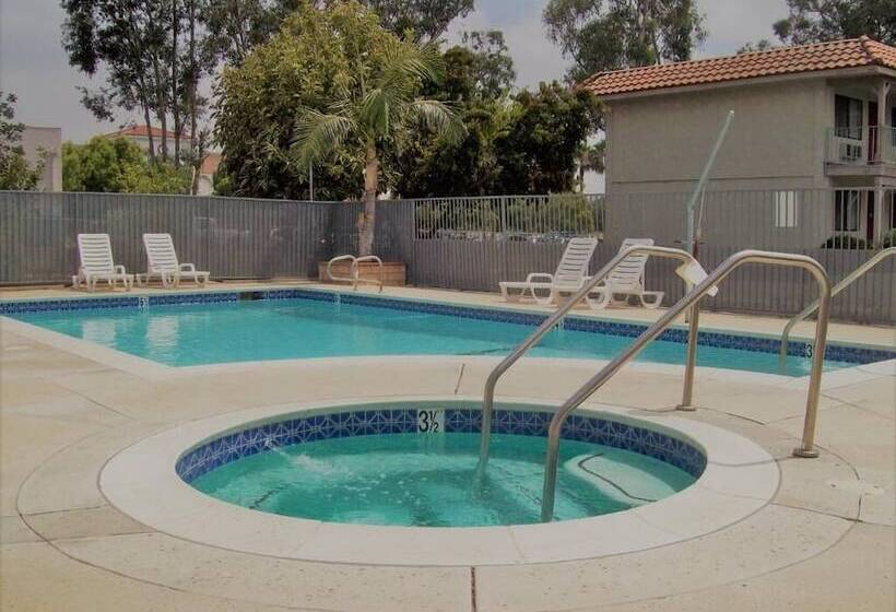 בית מלון כפרי Regency Inn Norco