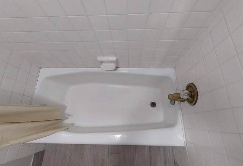 בית מלון כפרי Regency Inn Norco