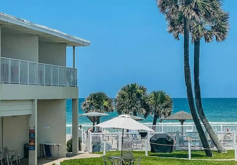 モーテル Ocean Court Beachfront