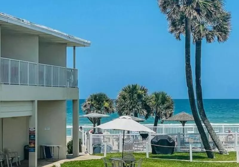 モーテル Ocean Court Beachfront