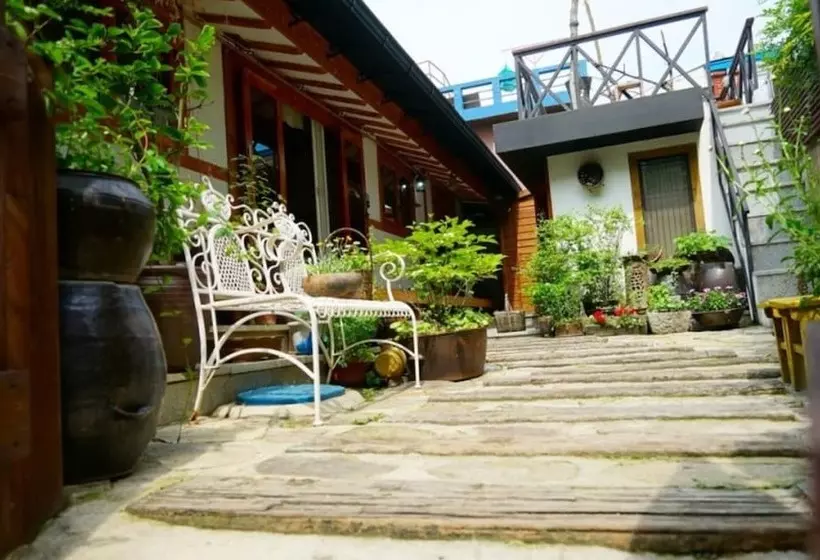 Jeonju Gyeonggijeonyeonga Hanok Pension