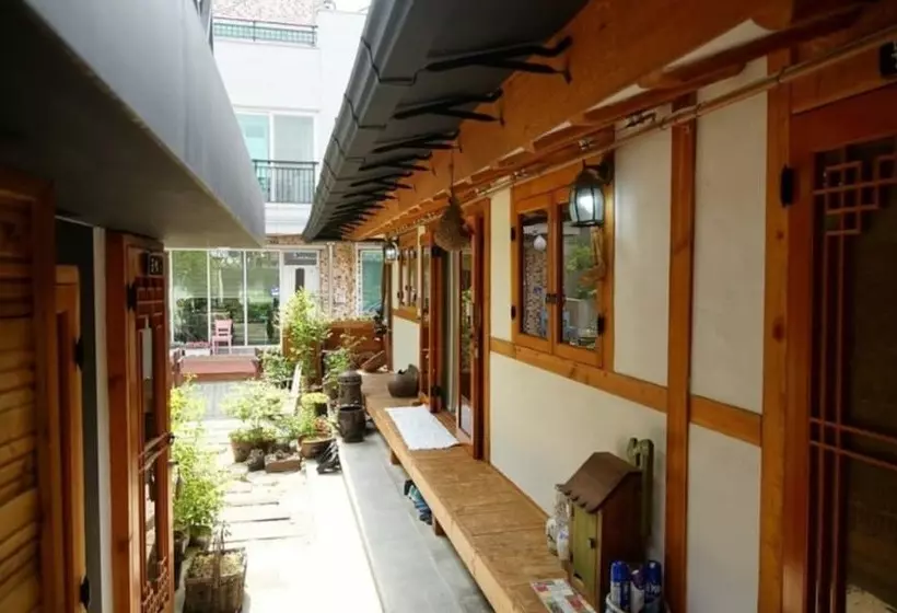Jeonju Gyeonggijeonyeonga Hanok Pension