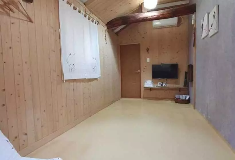 Jeonju Gyeonggijeonyeonga Hanok Pension