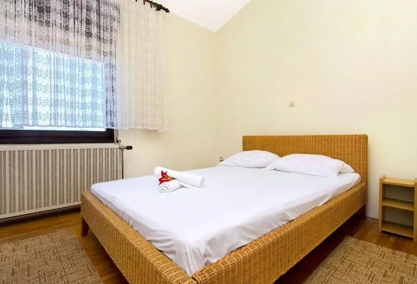 Hostel Guesthouse Mira