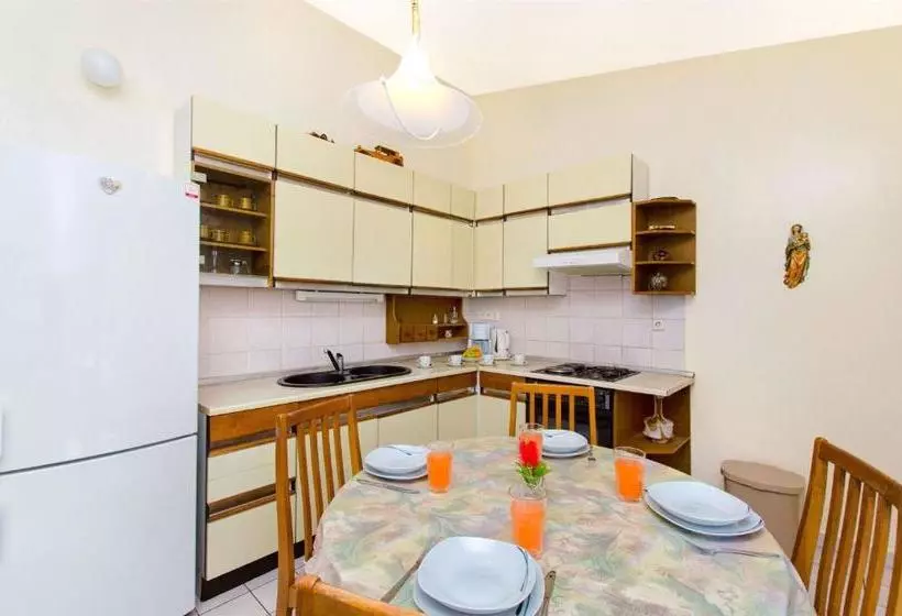 Hostel Guesthouse Mira