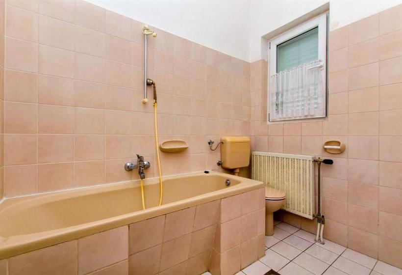 Hostel Guesthouse Mira