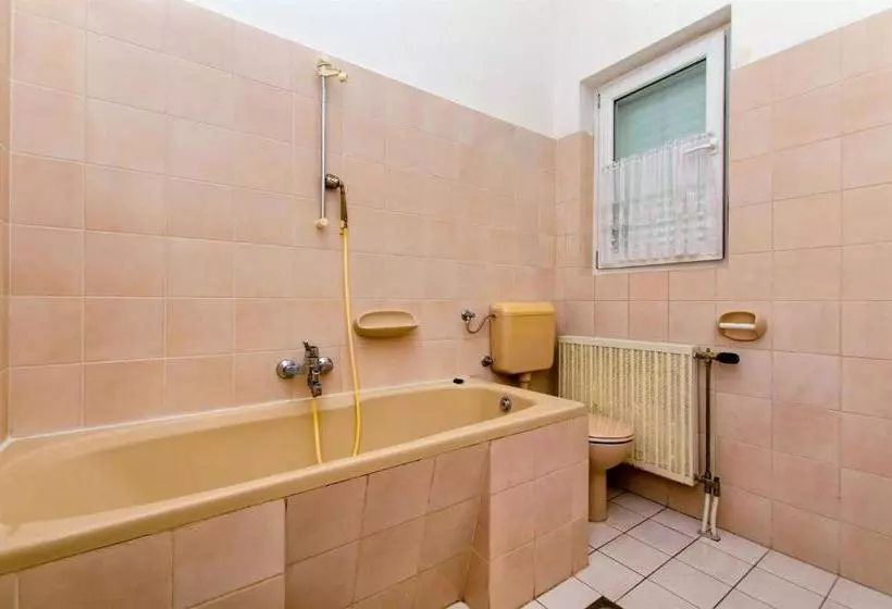 Hostel Guesthouse Mira