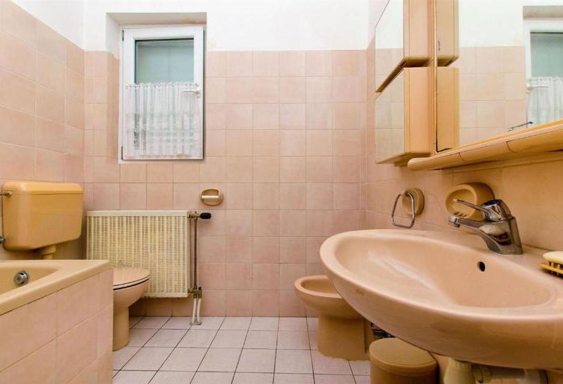 Hostel Guesthouse Mira