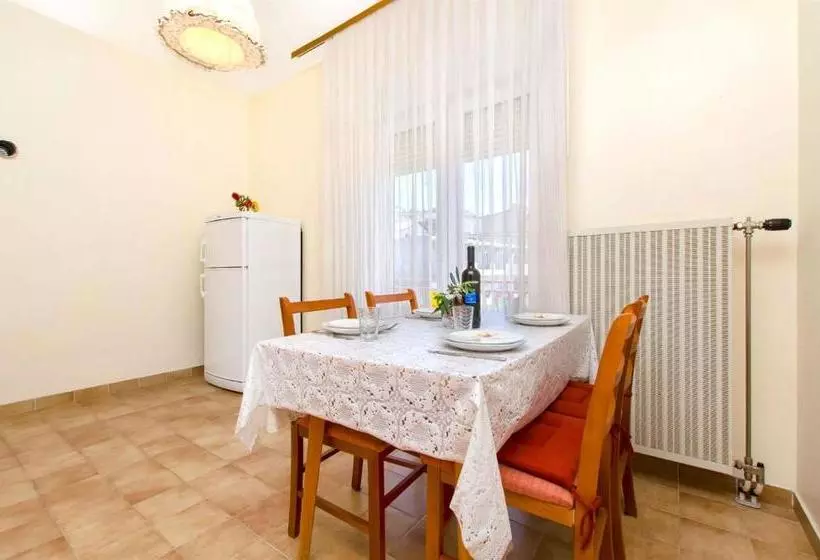 Hostel Guesthouse Mira