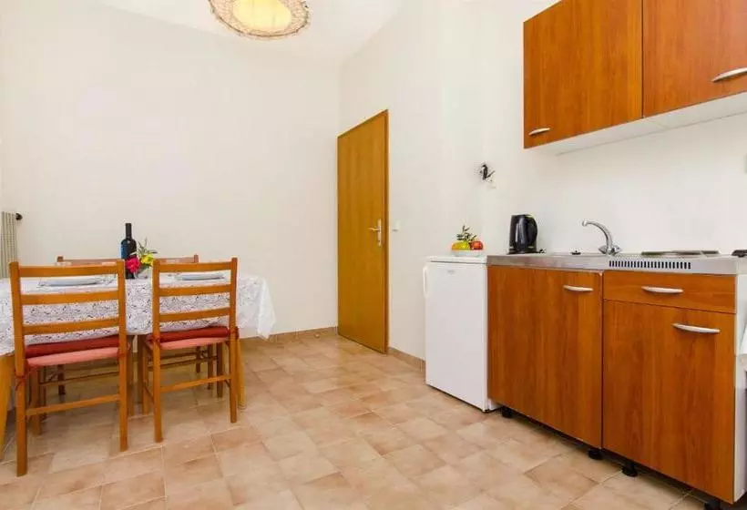 Hostel Guesthouse Mira