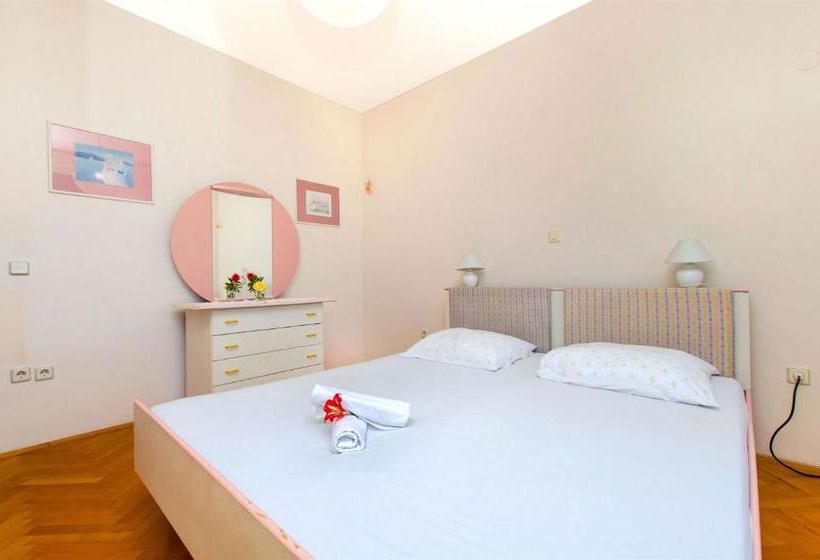 Hostel Guesthouse Mira