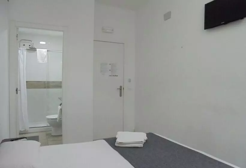 مسافرخانه Easy Sants By Bossh!