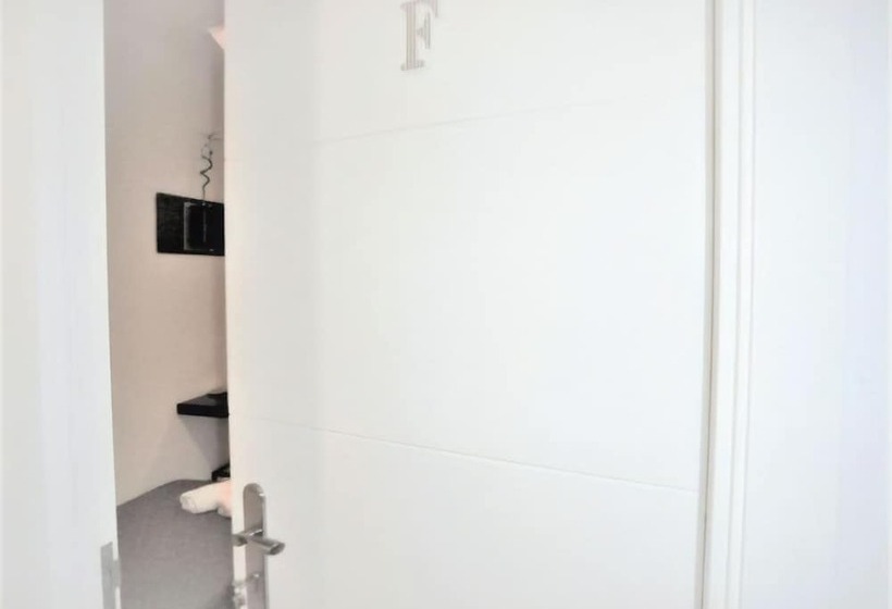 مسافرخانه Easy Sants By Bossh!