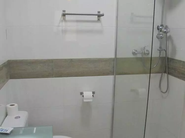 مسافرخانه Easy Sants By Bossh!