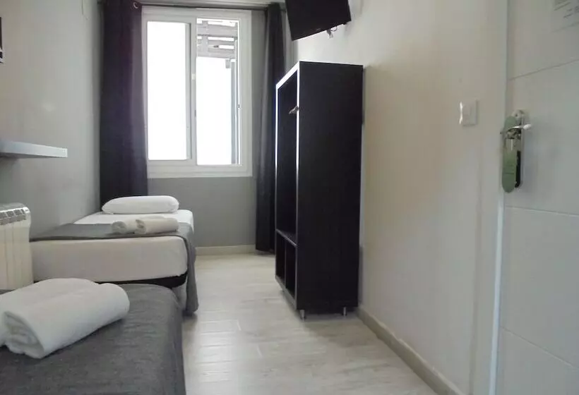 مسافرخانه Easy Sants By Bossh!