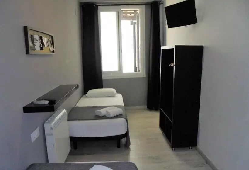 مسافرخانه Easy Sants By Bossh!