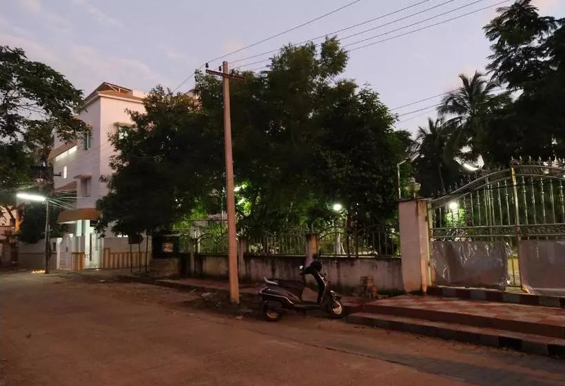 تختخواب و صبحانه Mayurapriya Inn